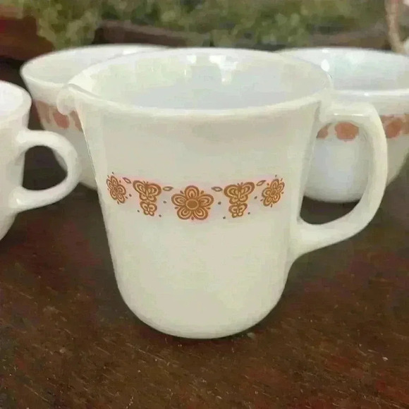 Set of VTG PYREX BUTTERFLY GOLD 1410 MILK GLASS 4Coffee Tea Mugs & 1 Creamer - Picture 2 of 5